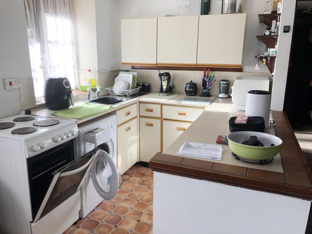 Lot: 95 - BLOCK OF SEVEN FLATS PLUS TWO GARAGE BLOCKS ON SUBSTANTIAL PLOT - kitchen of one of the flats